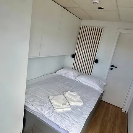 Aqua Loft Lux Houseboat & Waterfront Apartment *
