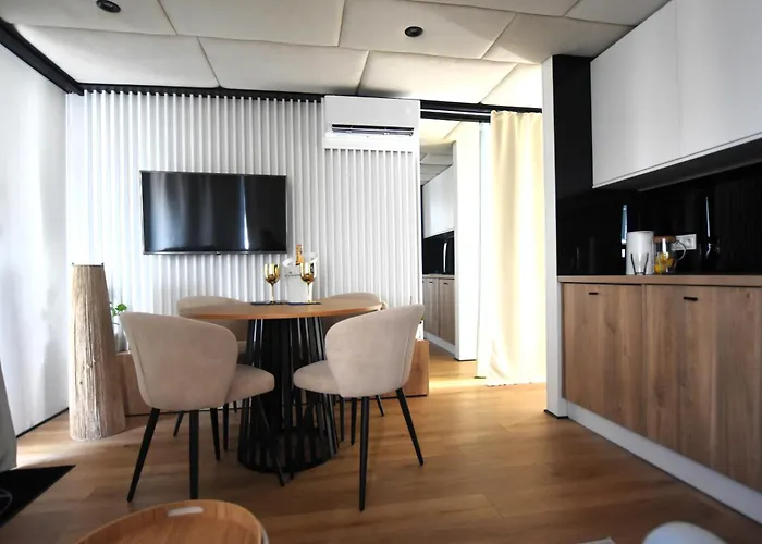 Aqua Loft Lux Houseboat & Waterfront Apartament *